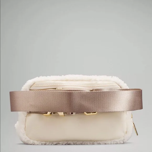 NWT Lululemon ivory sherpa belt bag - Picture 3 of 8
